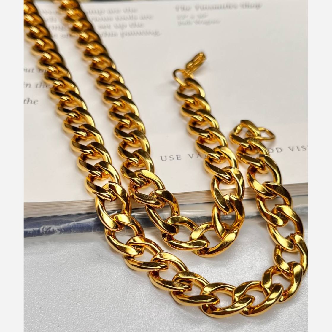 گردنبند  مردانه مدل کارتیه Cartier جنس  استیل عیار 316 رنگ ثابت کد ztk (پس کرایه)