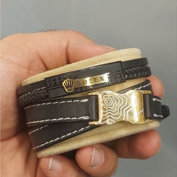 دستبند چرمی قفل و پلاک استیل مردانه طرح رولکس Rolex کیفیت چرم عالی تنوع طرح رنگ ثابت کد bn (پس کرایه)