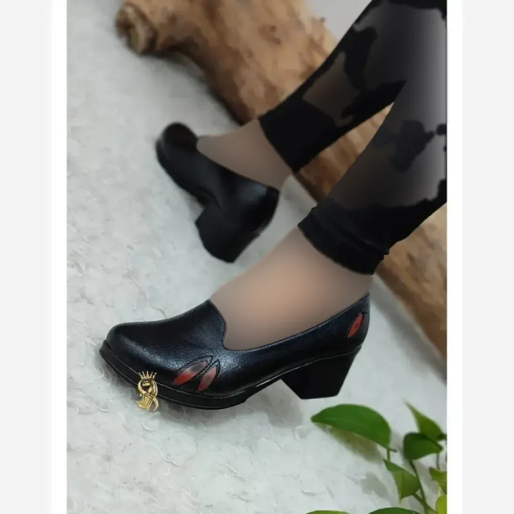 کفش طبی زنانه چرم صنعتی مدل برگی رنگ مشکی