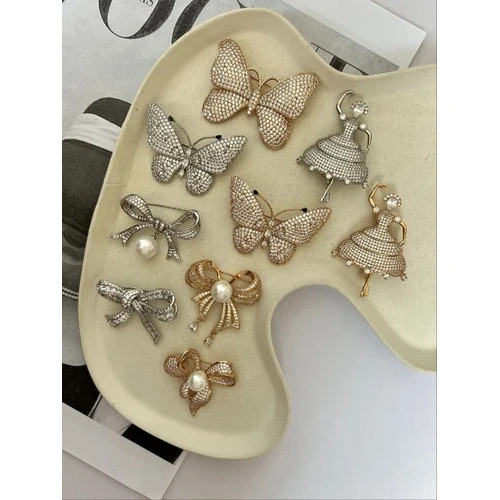 گل سینه جواهری فول نگین ژوپینگ