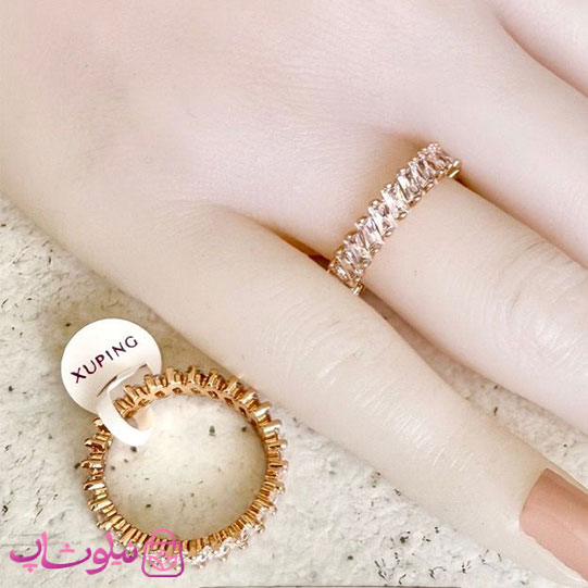 انگشتر زنانه ژوپینگ تنیسی مدل نگینهای باگتی اریب طلایی کد 4991